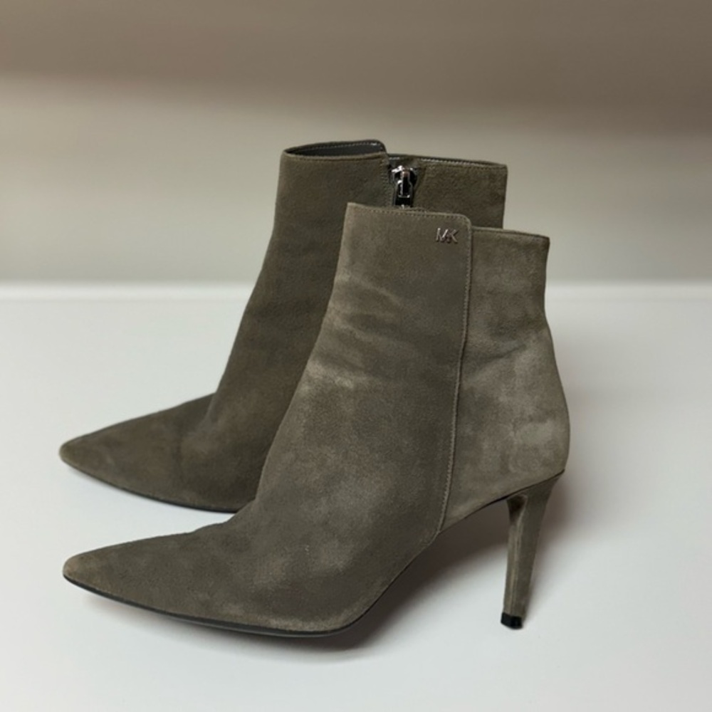 Michael Michael Kors Dorothy Gray Suede
Beautiful Ankle Boots Size 7